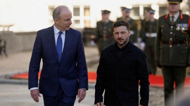 Volodymyr Zelenskyj ankom mandag til Irland. Her ses han med Irlands premierminister, Micheál Martin, under besøget. 