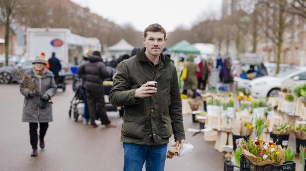 Om lørdagen kan Aarhus’ borgmester Anders Winnerskjold godt lide at komme på Ingerslev Marked, hvor han både kan få frugt, fiskefrikadeller, frankfurter og købe blomster til sin kone.