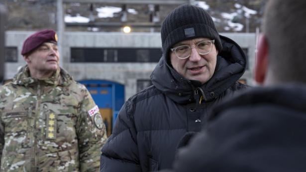 Forsvarschef Michael Hyldgaard og forsvarsminister Troels Lund Poulsen (V) under et besøg i Grønland i januar.