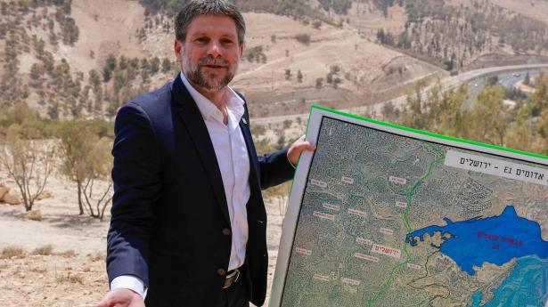 Israels finansminister, Bezalel Smotrich, har sagt, at de nye israelske tiltag blandt andet indebærer, at man dropper regler, der forhindrer jødiske privatpersoner i at købe jord på Vestbredden.