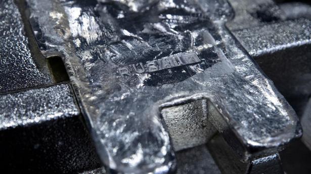 Med stigende råvarepriser på f.eks. aluminium er der behov for øget brug af genanvendte ressourcer og en mere flerstrenget forsyningsstrategi, hvor afhængigheden af enkelte regioner reduceres, skriver Christina Haupt Toft.