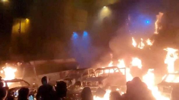 Demonstrationer og brændende biler i Irans hovedstad Teheran. Billedet er taget fra sociale medier gennem Reuters d. 9. januar.