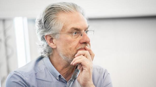 “Hvis bare vi kunne leve af vores historie og forsvare os med papir”