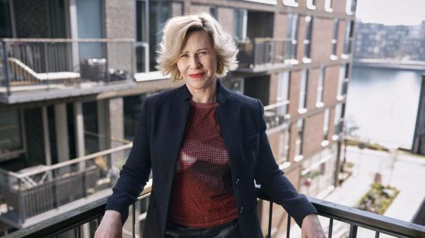 Vi har brug for et opdateret hierarki, der inkluderer fællesskab, autonomi og tillid – og som samtidig anerkender lederens position og rolle. For lige nu er der kun 12 pct. af alle medarbejdere, der er engagerede i deres arbejde.
