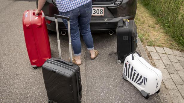 Bil pakkes til ferie i Køge, onsdag den 28. juni 2023.. (Foto: Mads Claus Rasmussen/Ritzau Scanpix)