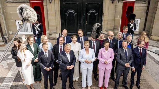 En uge inden Folkemødet nåede regeringsforhandlingerne til vejs ende, og onsdag 3. juni blev den nye regerings ministre præsenteret foran Amalienborg. Det er ikke alle 21 ministre, der deltager i Folkemødet i år. Seks bliver hjemme.
