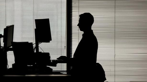 Debatten om AI og arbejdsmarkedet svinger mellem panik og afvisning. Virkeligheden i danske virksomheder er mere nuanceret og langt mere interessant.