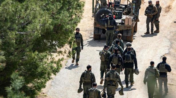 Israelske soldater var samlet ved grænsen mellem Israel og Libanon tidligere på dagen mandag.