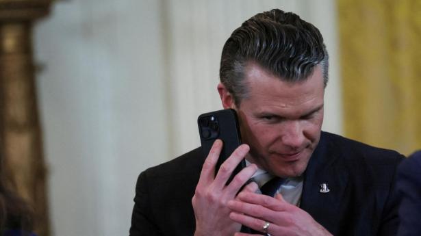 Den amerikanske forsvarsminister, Pete Hegseth, kom i marts i mediernes søgelys for at have diskuteret planer om et angreb mod den militante bevægelse houthierne i Yemen på den krypterede beskedtjeneste Signal.