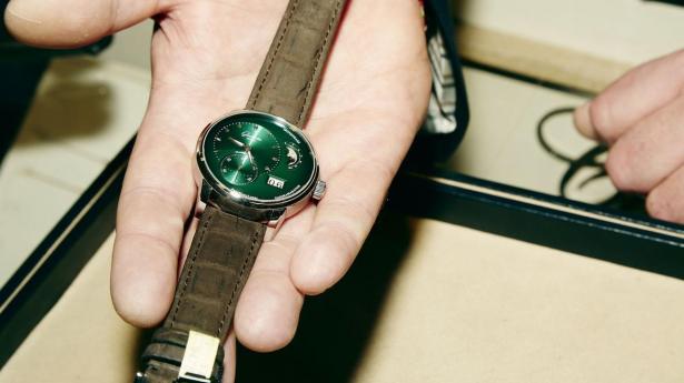 Der falder dom i en bemærkelsesværdig svindelsag i en autoriseret Rolex-forretning i Aarhus, hvor en direktør, en sælger, en bager, en brugtvognsforhandler og en kok er en del af persongalleriet.