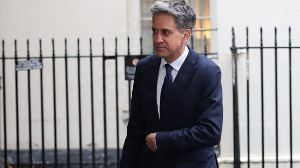 Den britiske udenrigsminister Ed Miliband, som tirsdag deltog i et regeringsmøde i London, har udsendt en fælleserklæring fra 12 lande, herunder Danmark, som støtter indførsel af handelsrestriktioner med israelske bosætteres varer. 