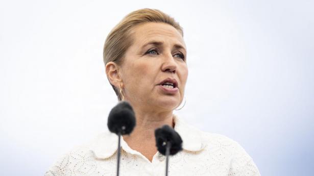 Det skal ikke tillægges nogen værdi, at kirken ikke er nævnt i det nye regeringsgrundlag, meddelte statsminister Mette Frederiksen (S) på sommerens folkemøde.