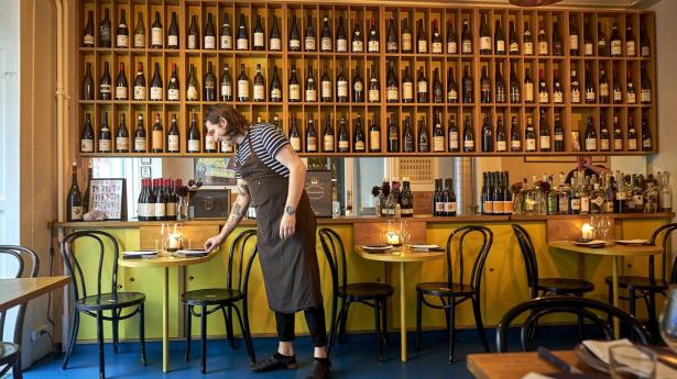 Bar'vin byder på flere end 100 vine glasvist og der er 2300 forskellige flasker i kælderen.
