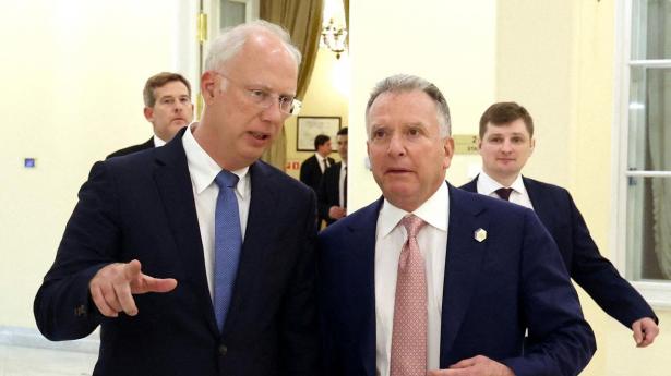 Chefen for Russian Direct Investment Fund, Kirill Dmitrijev (t.v.), sammen med præsident Trumps særlige udsending til Rusland, Steve Witkoff, i april tidligere på året. De to skrev det meste af 28-punktsplanen for fred i Ukraine.