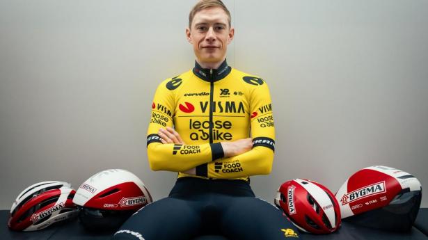 Jonas Vingegaard viser sit personlige sponsorat på hjelmen med byggemarkedet Bygma før Tour de France. Det er vurderet til at give ham 5-6 mio. kr. i 2025 og har allerede givet Bygma en stor eksponeringsværdi.