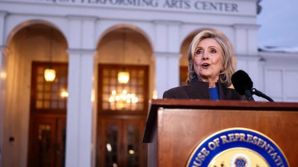 Den tidligere amerikanske udenrigsminister vidnede torsdag i syv timer foran et amerikansk kongresudvalg, som undersøger Jeffrey Epsteins forbrydelser. Efter høringen holdt Hillary Clinton pressemøde.