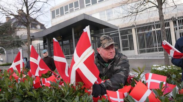 52 flag med navne på danske soldater, der faldt i kamp i Afghanistan og Irak, blev plantet i blomsterkasser foran USA's ambassade.