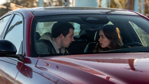 Josh O’Connor og Emily Blunt er på flugt i Steven Spielbergs fremragende “Disclosure Day”. Endnu en rumvæsen-film fra mesterinstruktøren, men denne gang mere realistisk og politisk.
