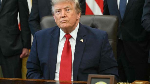 Den amerikanske præsident Donald Trump har udråbt USA til beskytter af Hormuzstrædet og vil tage 20 pct. gebyr for at lade skibe sejle sikkert igennem.