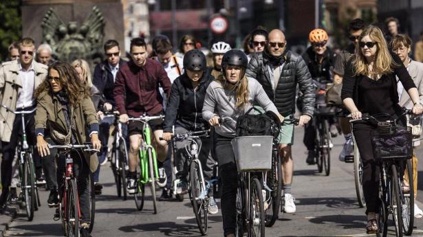 Cyklister ved Dronning Louises Bro i København.