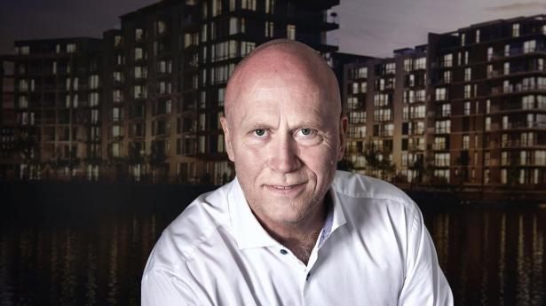 Jens Schaumann, koncerndirektør i NPV, Nordic Property Vision, forhandler med långivere for at få fire byggeprojekter i mål.