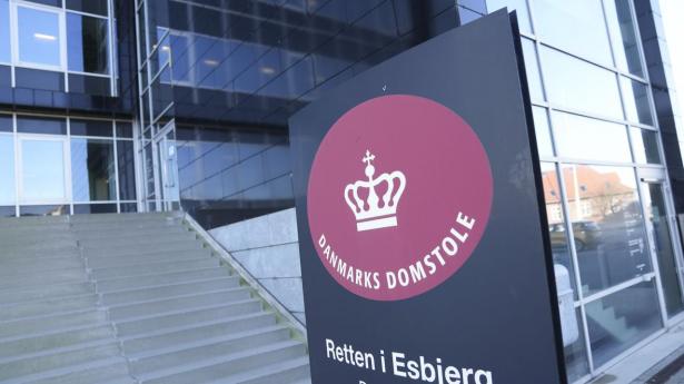 Ved Retten i Esbjerg er der onsdag ført en sag mod en tidligere bankmedarbejder, der blev bortvist og politianmeldt for at stjæle fra kunderne. 