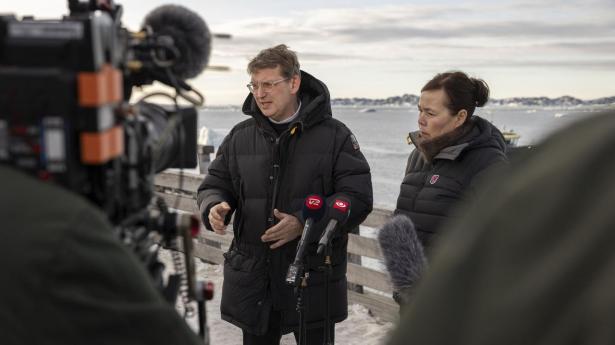 Forsvarsminister Troels Lund Poulsen har tilbragt noget af sin weekend i Grønland, hvor han lørdag blandt andet mødtes med Vivian Motzfeldt, Grønlands minister for udenrigsanliggender.