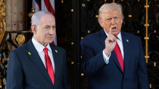 Trump forsøger at holde liv i Iran-forhandlingerne, mens Netanyahu fastholder Israels ret til at angribe Hizbollah i Libanon. Nu truer Teheran med at trække sig fra forhandlingssporet.