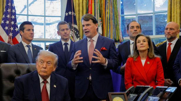 Donald Trump er flankeret af direktører fra flere af de største amerikanske bilfabrikanter i Det Hvide Hus.