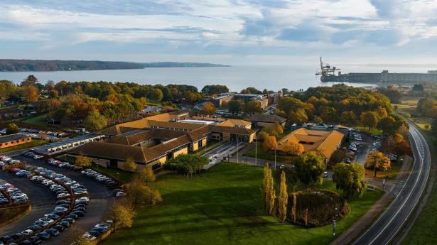 Hovedkontoret for AL Sydbank er Sydbanks gamle kontor i Aabenraa.