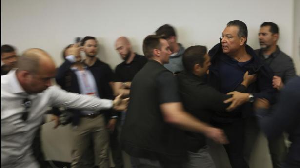 Senator blev fjernet med magt under pressemøde om Los Angeles-protester.