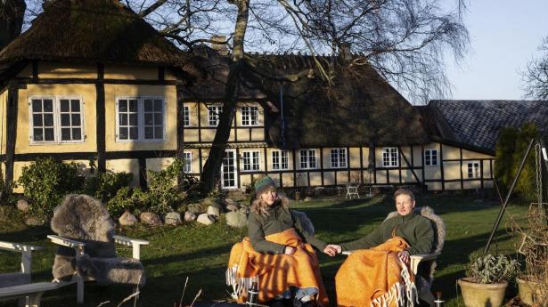Rikke Maj Thauer og Flemming Thauer Toft gik fra karrieretempo i hovedstaden til en gammel firlænget gård med stråtag, et renoveringsprojekt uden ende og marker så langt øjet rækker.