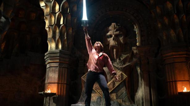 Adam eller He-Man (Nicholas Galitzine) skal forsvare sin hjemplanet Eternia i “Masters of the Universe”. Det kræver et kraftsværd og et moderne forhold til muskler og magt.