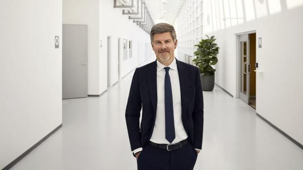 Coloplast har leveret regnskab, og topchef Gavin Wood giver bud på fremtiden.