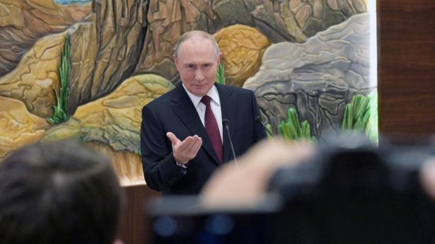 Vladimir Putin talte med den russiske presse efter et statsbesøg i Kirgisistan og kommenterede blandt andet chancen for en fredsaftale med Ukraine.
