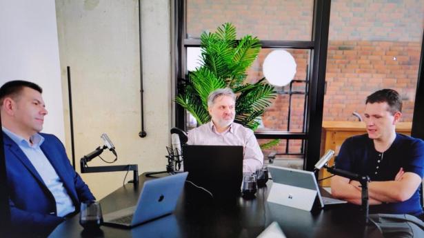 Shape Robotics bliver nu sendt til tvangsoplæsning. Det sker, dagen efter at selskabet holdt ekstraordinær generalforsamling med onlinedeltagelse. På billedet ses adm. direktør Mark Abraham (t.h.) samt et af de nyvalgte bestyrelsesmedlemmer, Alexandru Ambrozie (m.f.) og vicedirektør Marius Vasile under mødet.