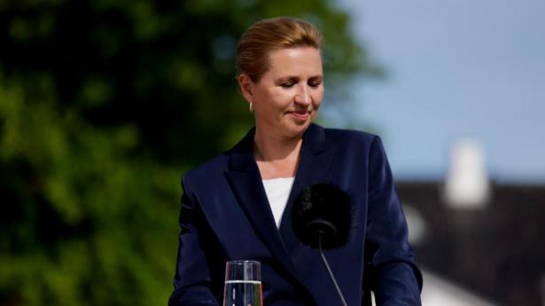 Statsminister Mette Frederiksen (S) har erklæret sig som en skarp kritiker af sociale medier, men bruger dem selv flittigt.