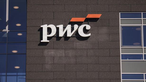 Tilpasningen skyldes en kombination af øget automatisering, ny teknologi, centralisering og en større brug af ydelser fra det globale PwC-netværk, fremgår det.