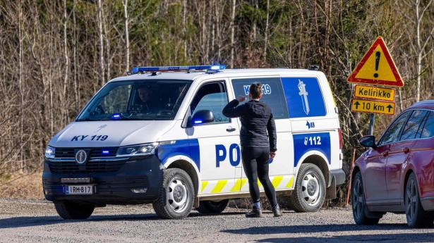 En politibil står nær et sted, hvor droner søndag styrtede ned. Tirsdag er der igen fundet en drone i Finland.