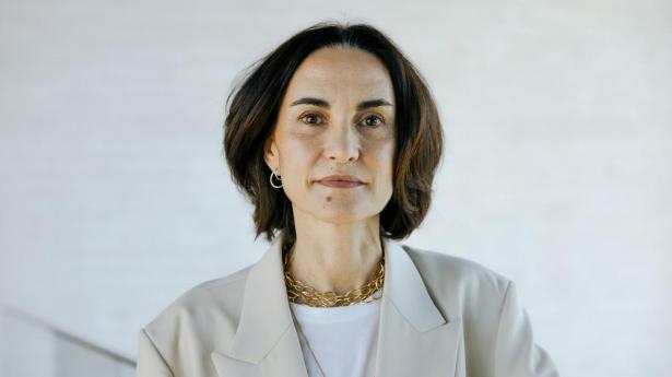 Op mod 7000 mennesker vil komme til at arbejde på Pandoras fabrik i Vietnam, når den er fuldt indfaset. Fabrikken er et tegn på Pandoras tro på fremtiden, siger Berta de Pablos-Barbier, adm. direktør i Pandora. 