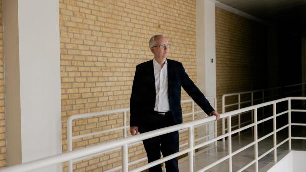 Pensionskæmper rykker milliarder til Europa - får sjælden ros fra minister