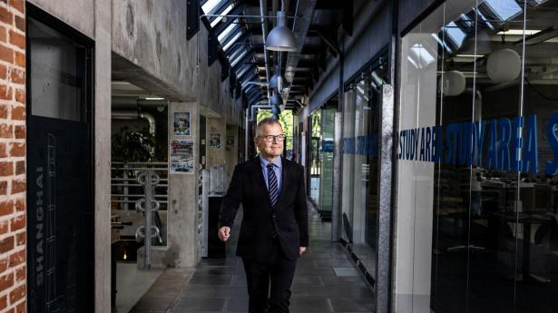 Ifølge Lars Krull, bankforsker og seniorrådgiver ved Aalborg Universitet, skifter kunder typisk bank på grund af pris og bankernes risikovillighed.