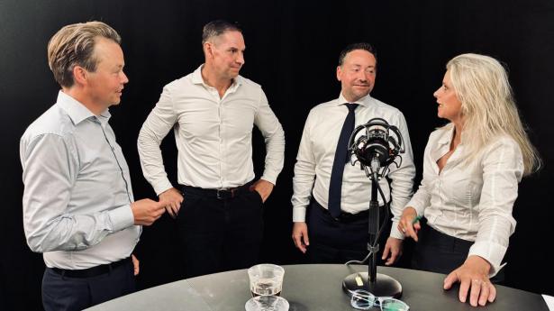 Børsens investorredaktør, Simon Kirketerp, Jesper Langmack, chef i Polaris Flexible, Daniel Pattersson, IR-chef i Vestas og vært Tina Riising diskuterer Biomar i podcasten, hvor Jens Bjerg Sørensen, Schouw-topchef og Biomar-formand, også er med.