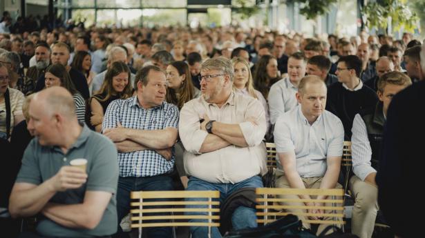 Fyldte stolerækker og alvorlige miner prægede Bygholm Landbrugsskole i Horsens, hvor flere hundrede var samlet til krisemøde om landbrugets fremtid.