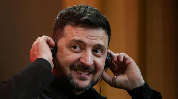 Ukraines præsident, Volodymyr Zelenskyj, taler på instituttet Sciences Po i Paris fredag.