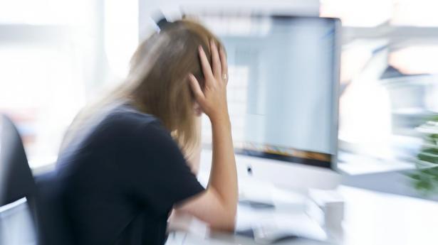 Når et menneske arbejder under vedvarende højtryk, uforudsigelighed eller frygt, reagerer nervesystemet ikke med skarpere tænkning. Det reagerer med alarm.