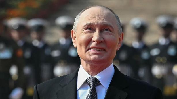 Præsident Vladimir Putin har kun grund til at smile over den nye sikkerhedspolitiske strategi fra kollega Trump i USA. Der er høj grad af overensstemmelse mellem de to store landes mål, siger flere eksperter. 