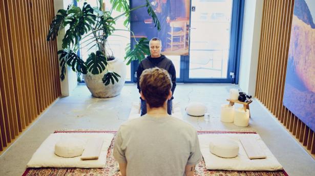 Hver uge møder topchefen sin buddhistiske lærer – og det er han ikke alene om