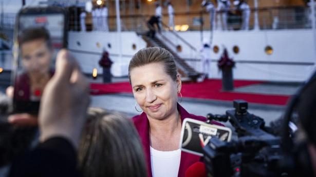 Mette Frederiksen (S) meddelte mandag kongen ombord på kongeskibet Dannebrog, at der dannes regering.