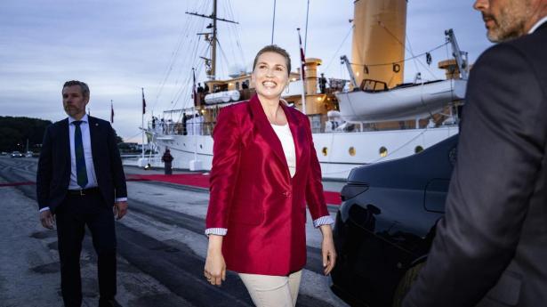 Mette Frederiksen (S) meddelte mandag kongen ombord på kongeskibet Dannebrog, at hun danner en ny regering.